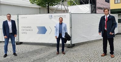 Hans-Peter Storz (Mitte) mit Landrat Zeno Danner (rechts) vor dem Impfzentrum