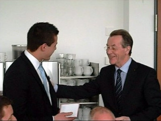 Franz Müntefering übergibt Cem Yildiz sein Parteibuch