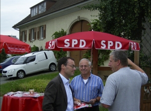 Im Bild v.l.n.r. Peter Friedrich, Georg Ruf von der SPD Gottmadingen und ein Gottmadinger Bürger.