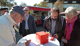 Reger Andrang am Infostand der SPD auf dem Wochenmarkt und am Edeka