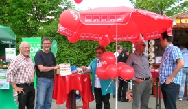 von links: Georg Ruf, Bernhard Gassner, Doris Wiggert sowie Dr. Wolfgang Schroff im Gespräch mit einem Bürger