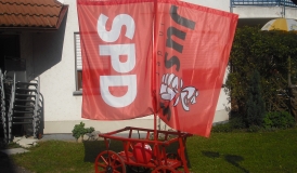 Der Blickfang auf dem Sommerfest: Ein original FAHR-Leiterwagen mit SPD Beflaggung